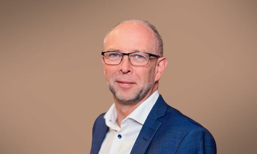 Människor som står och tittar på en brasa utomhus vid en sjö