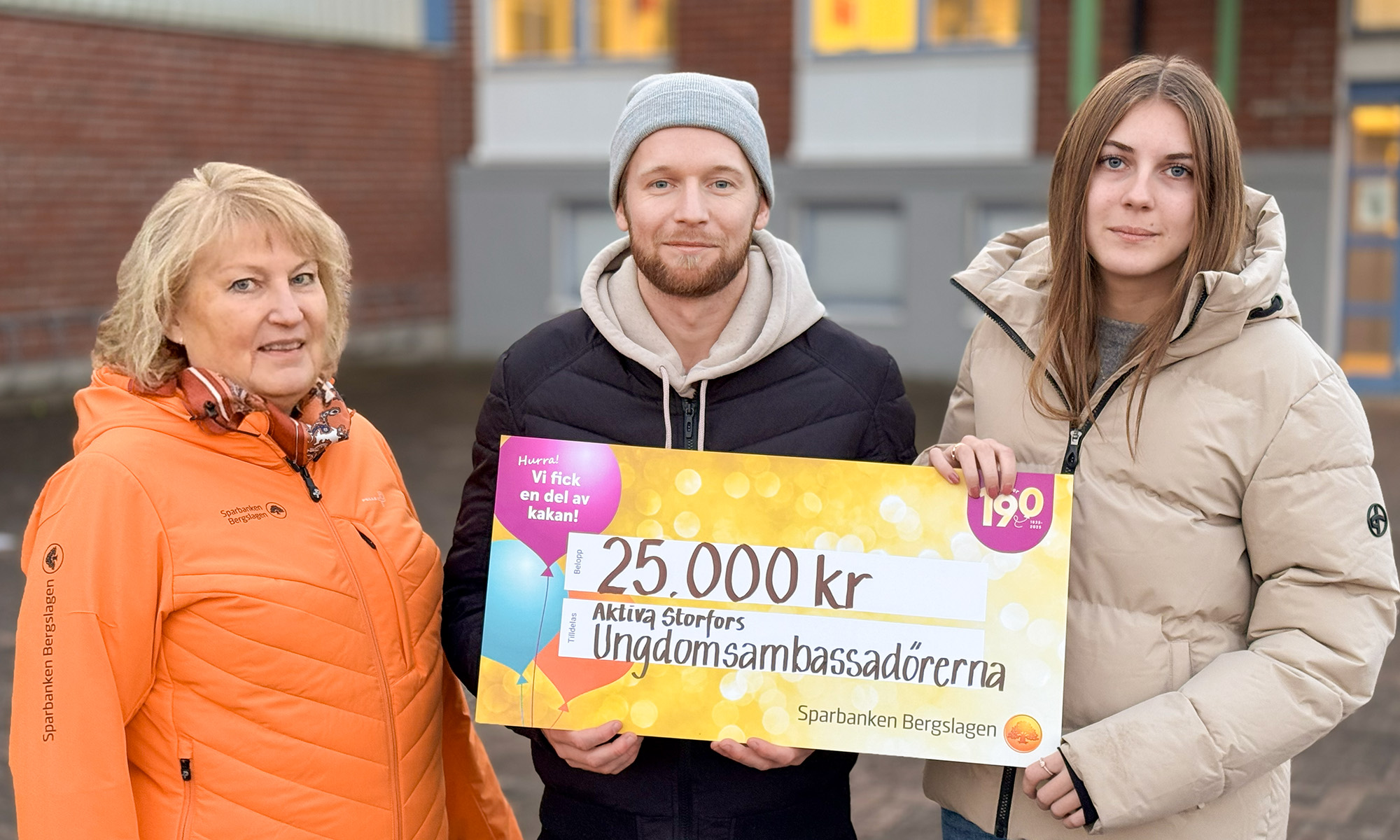 Bild en personal från Sparbanken Bergslagen tillsammans med på vinnare som håller i värdecheck