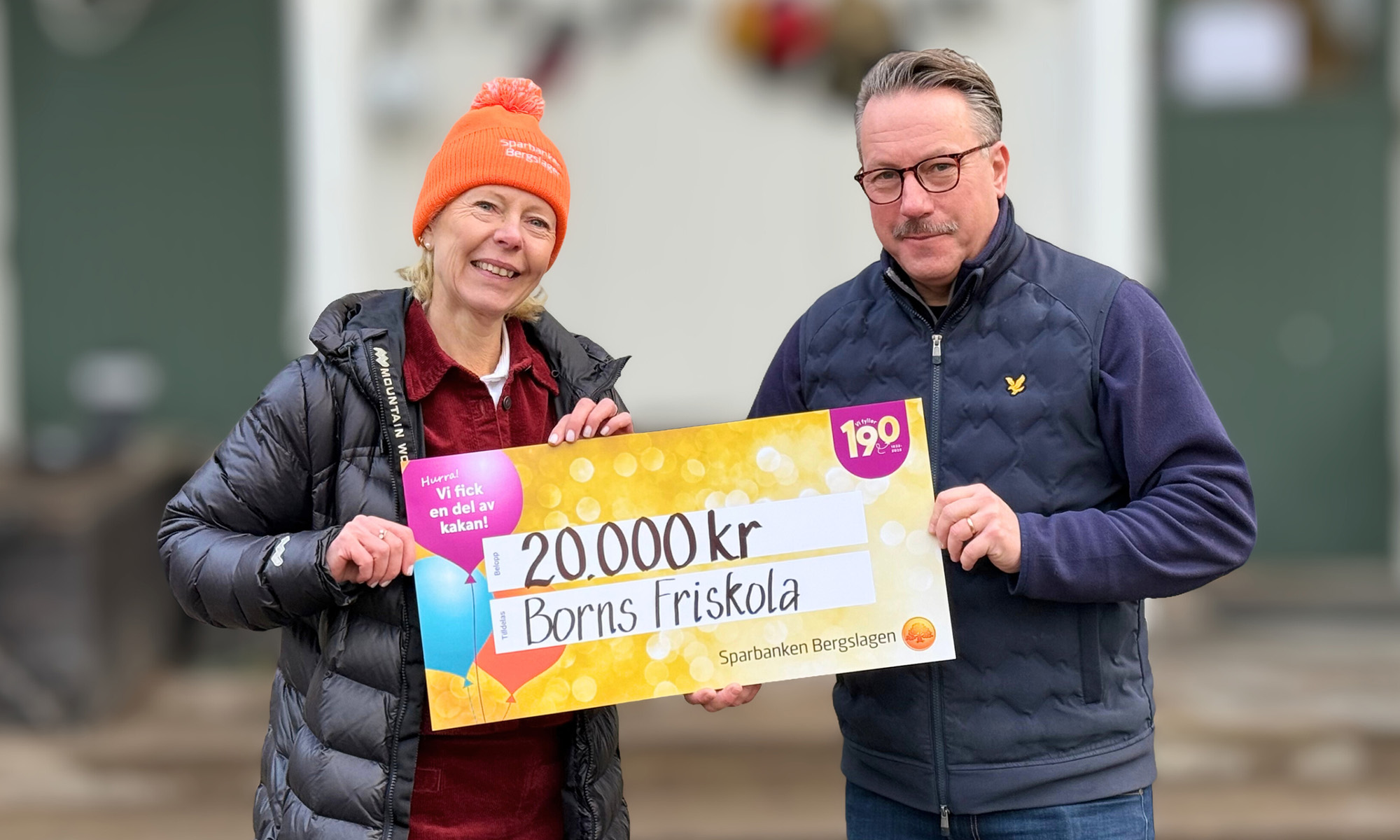 Personal från Borns Friskola håller upp sin värdecheck på 20 000 kr.