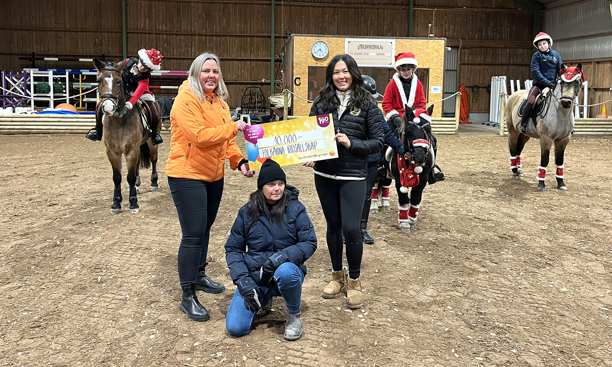 Medlemmar ur Folkärna Ridsällskap visar upp sin värdecheck på 10 000 kr.