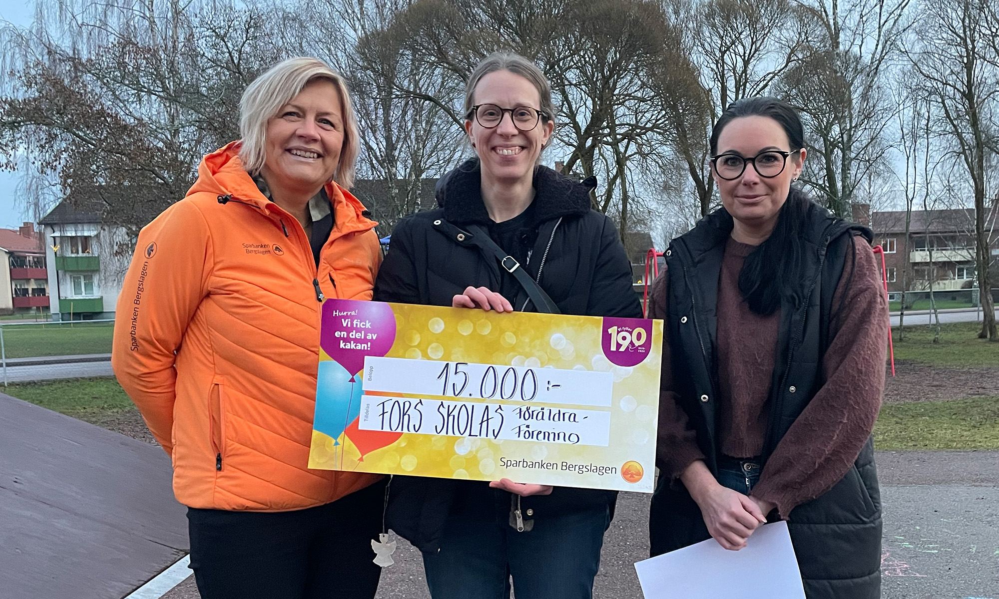 Personer från Fors Skolas Föräldrarförening håller upp sin värdecheck på 15 000 kr.