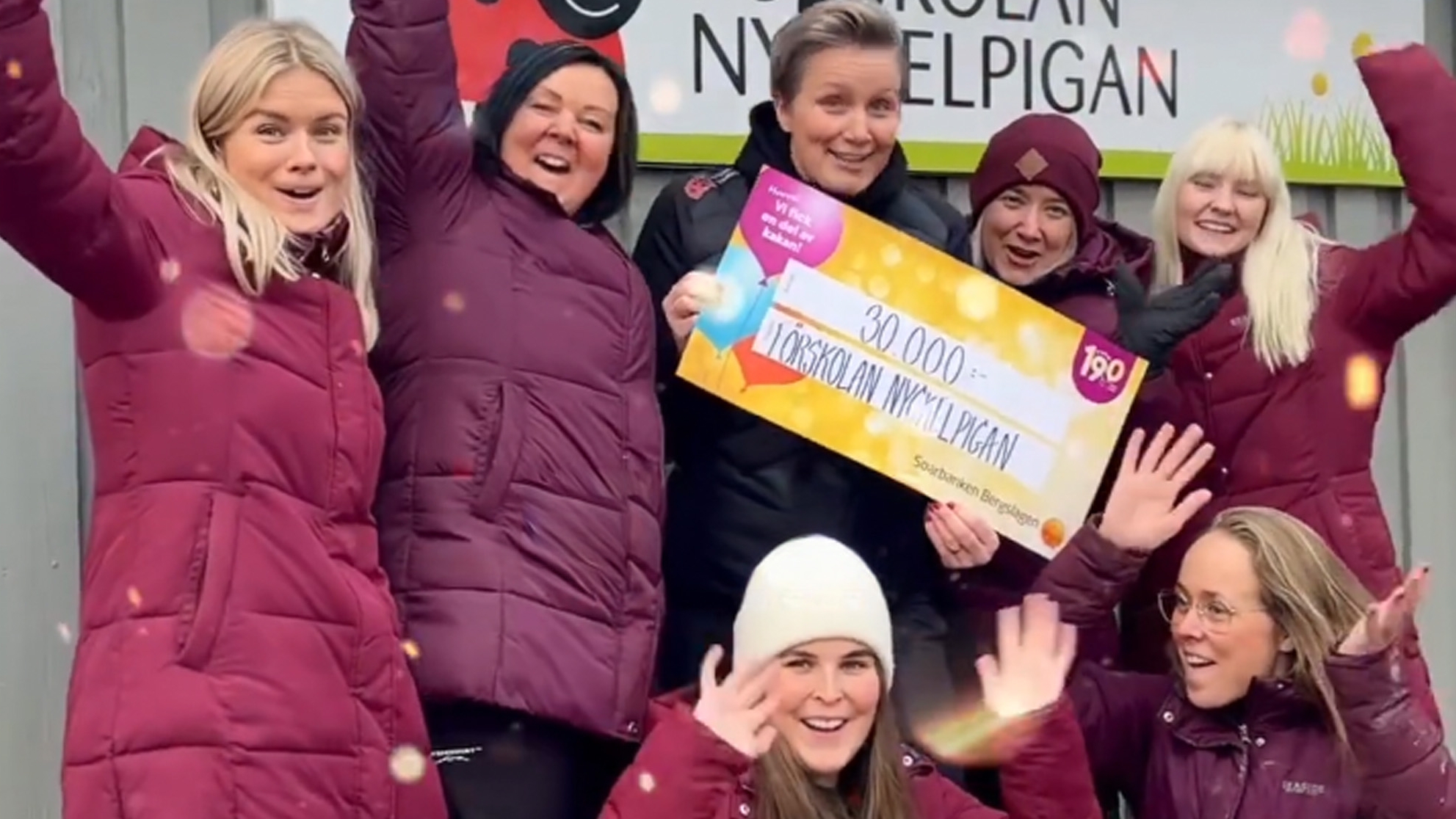 Personal från förskolan Nyckelpigan visar upp checken och jublar.
