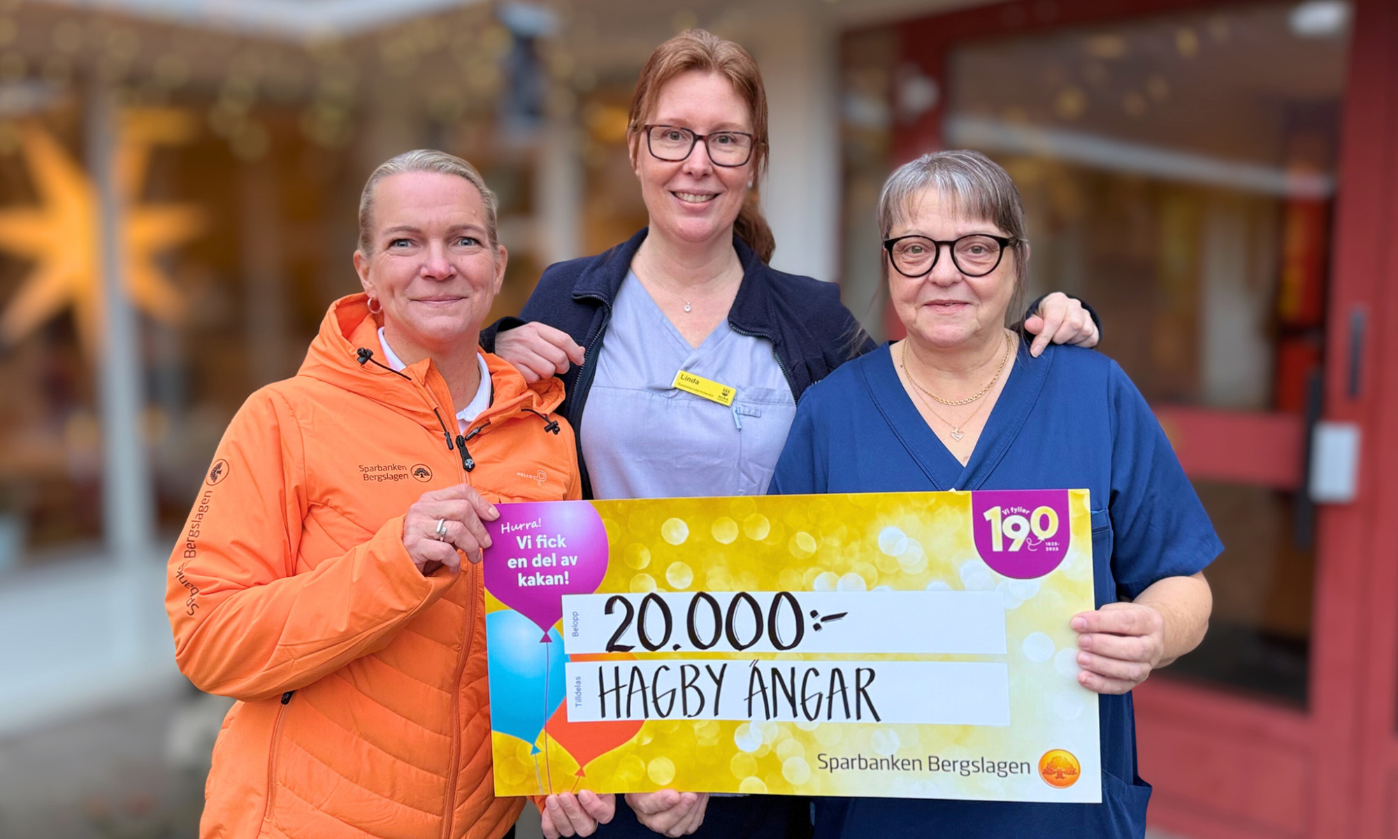 Personal från Hagby Ängar håller upp sin värdecheck på 20 000kr..