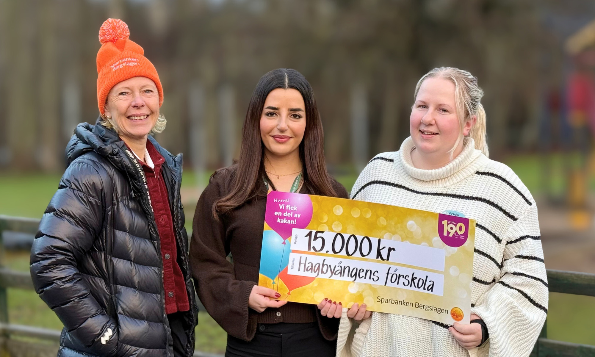 Personal från Hagbyvägens Förskola håller upp sin värdecheck på 15 000 kr