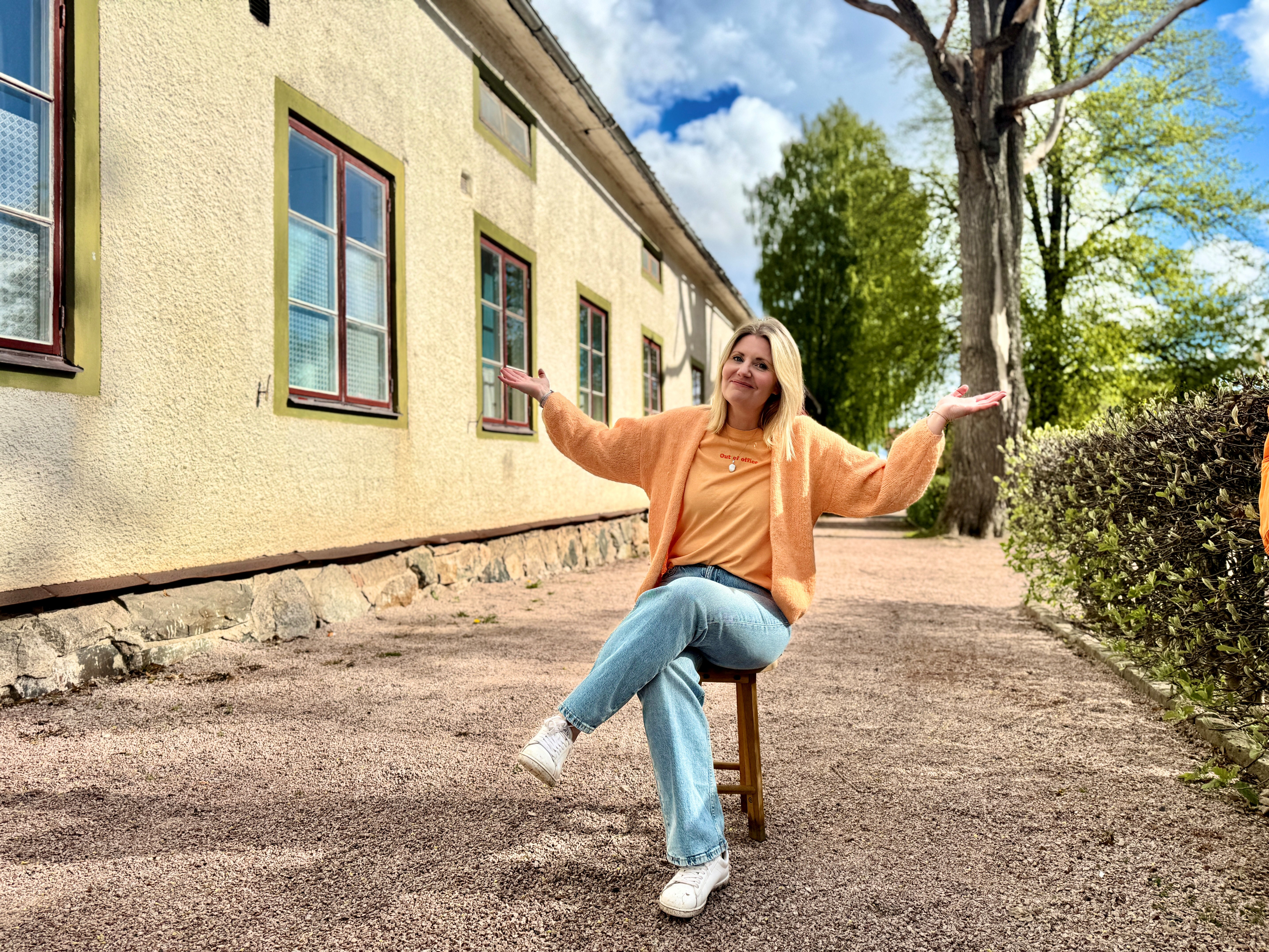Jenny på en pall utanför ett hus