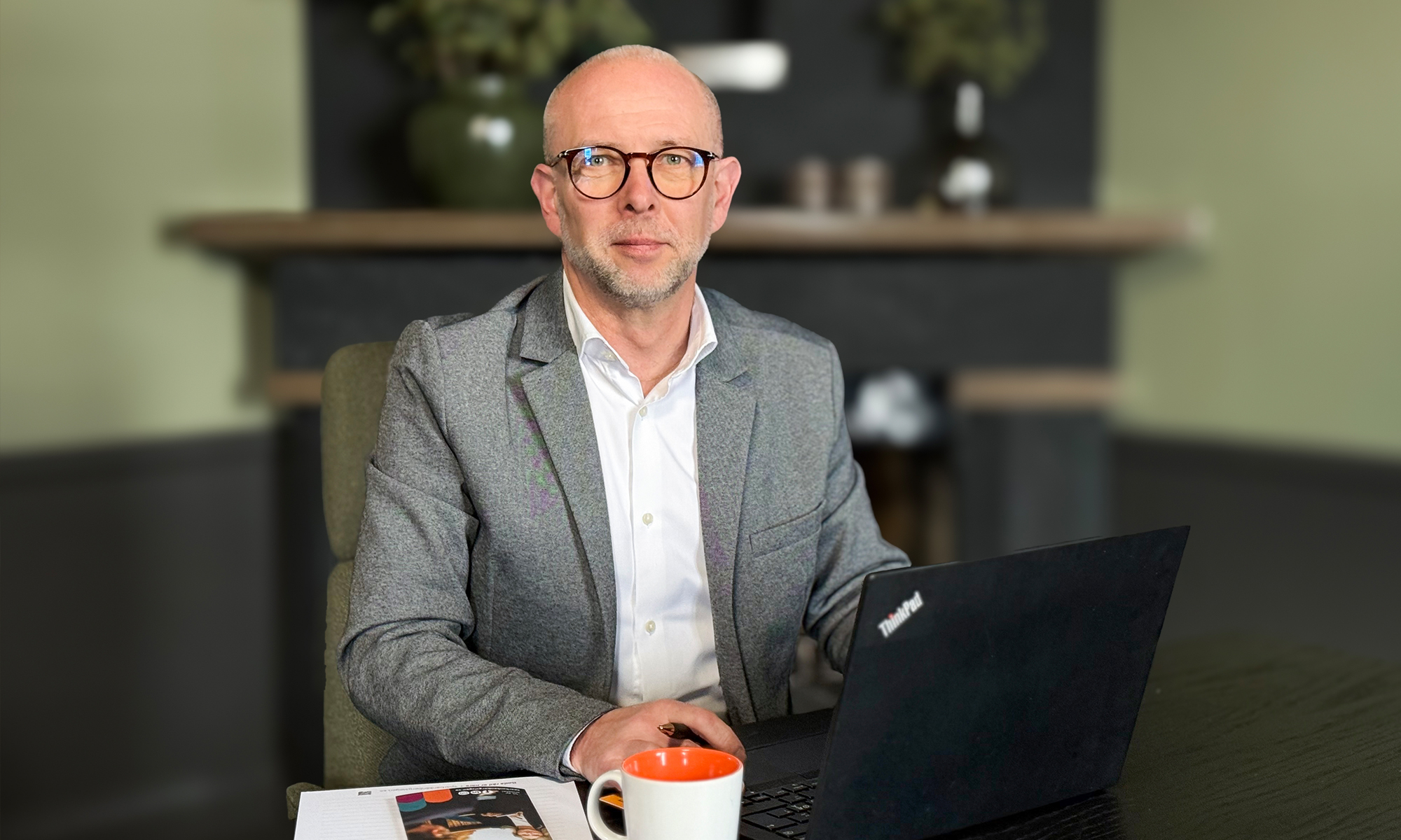 Vd Jonas Nyberg sitter vid ett srkivbord