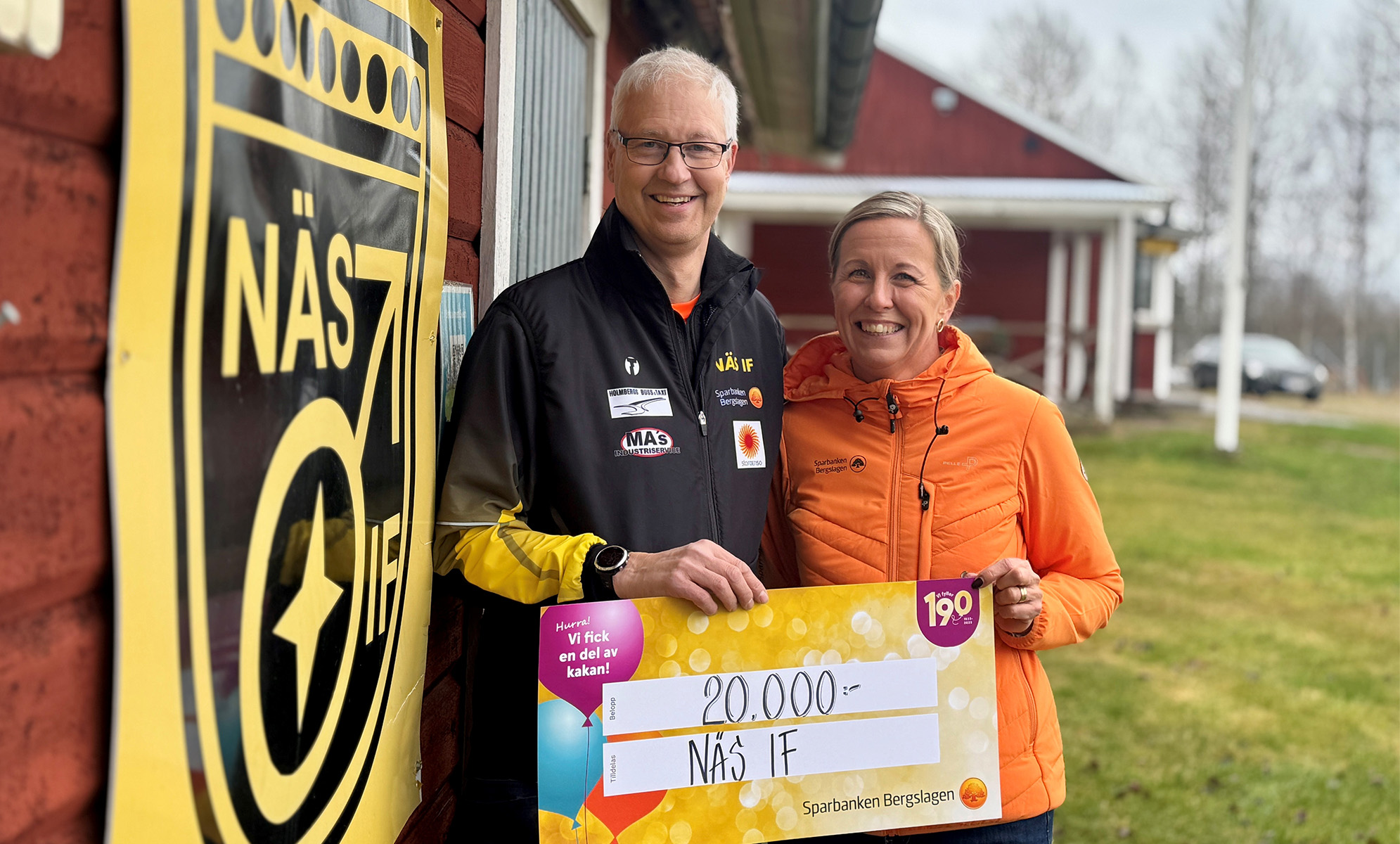 Medlem ur Näs IF visar upp sin värdecheck på 20 000 kr