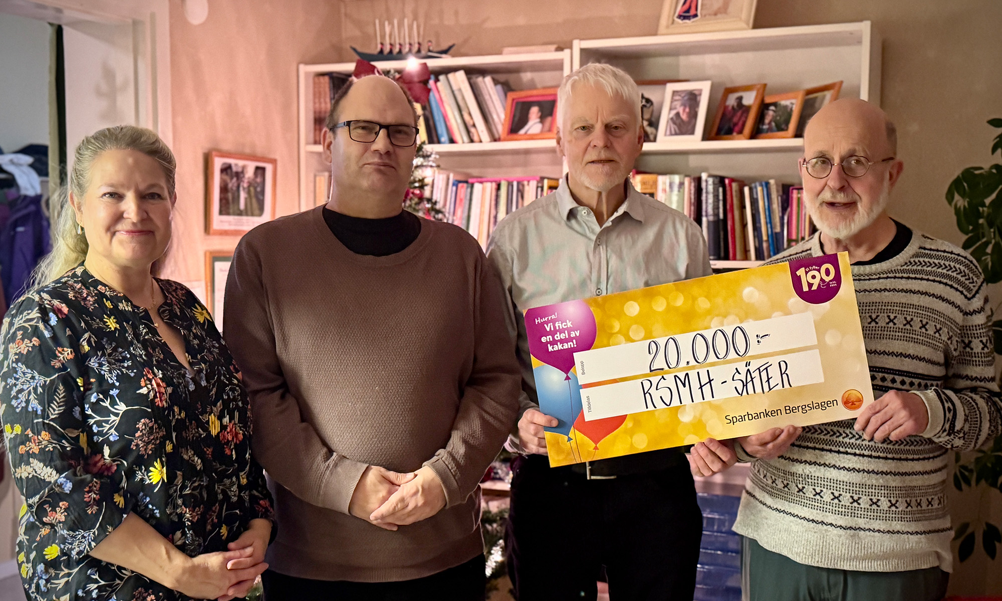 Personer från Silvbergs Fritidsförening håller upp en värdecheck på 25 000 kr.