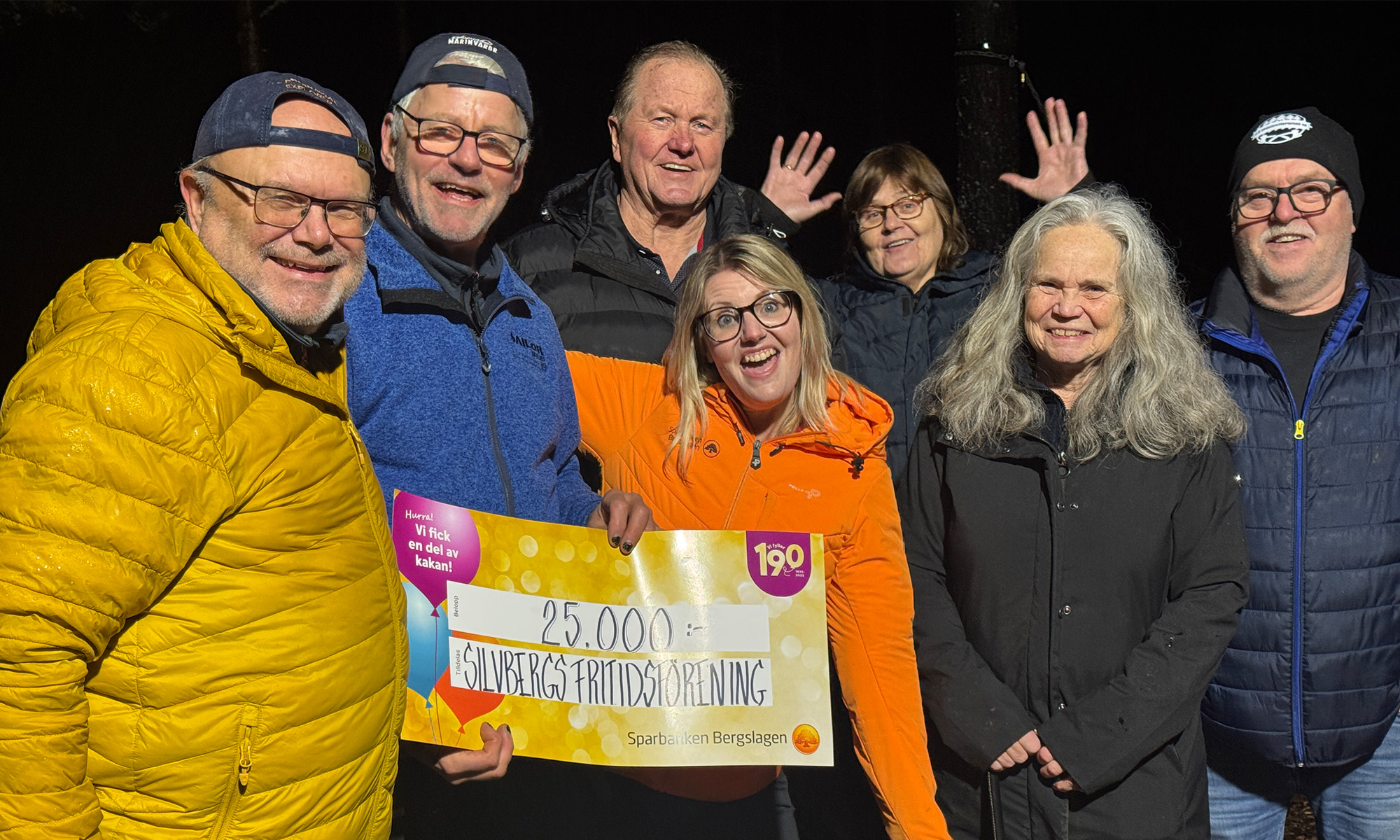 Personer från Silvbergs Fritidsförening håller upp en värdecheck på 25 000 kr.