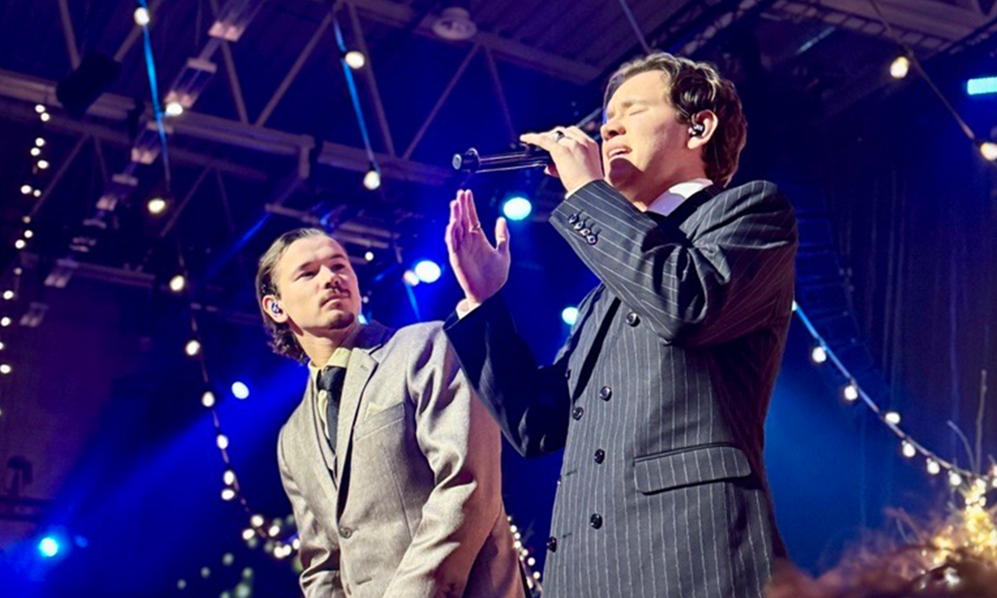 Sångarna Marcus och Martinus som uppträder på en scen.