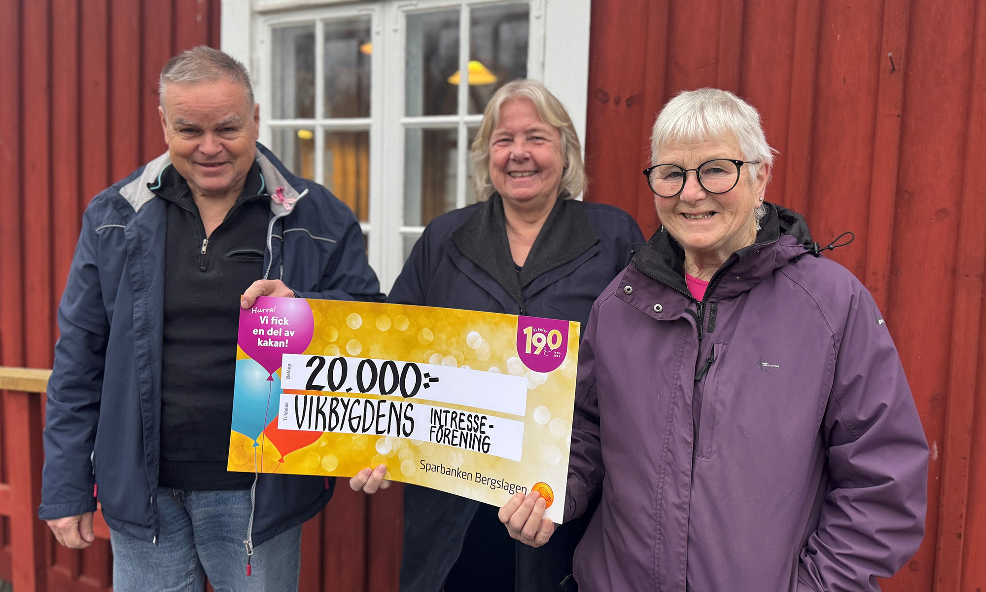 Medlemmar från Vikbygdens Intresseförening håller upp sin värdecheck på 20 000 kr.