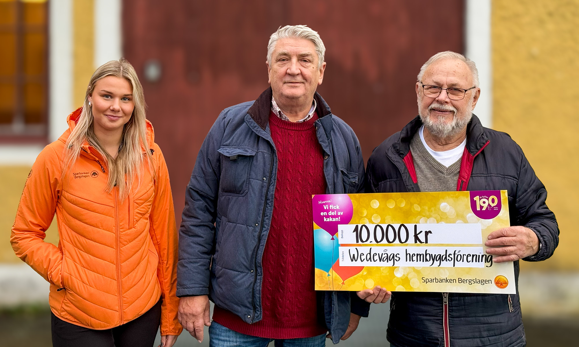 Medlemmar ur Wedevågs hembygdsförening håller upp sin värdecheck