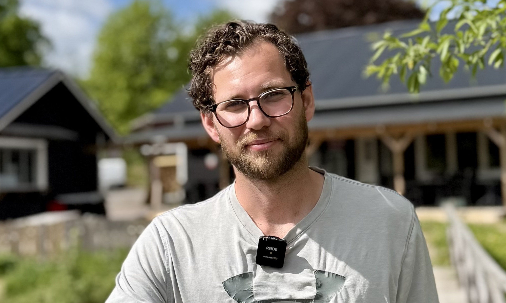 Porträttbild av Edvin Gustavsson i somrig utomhusmiljö
