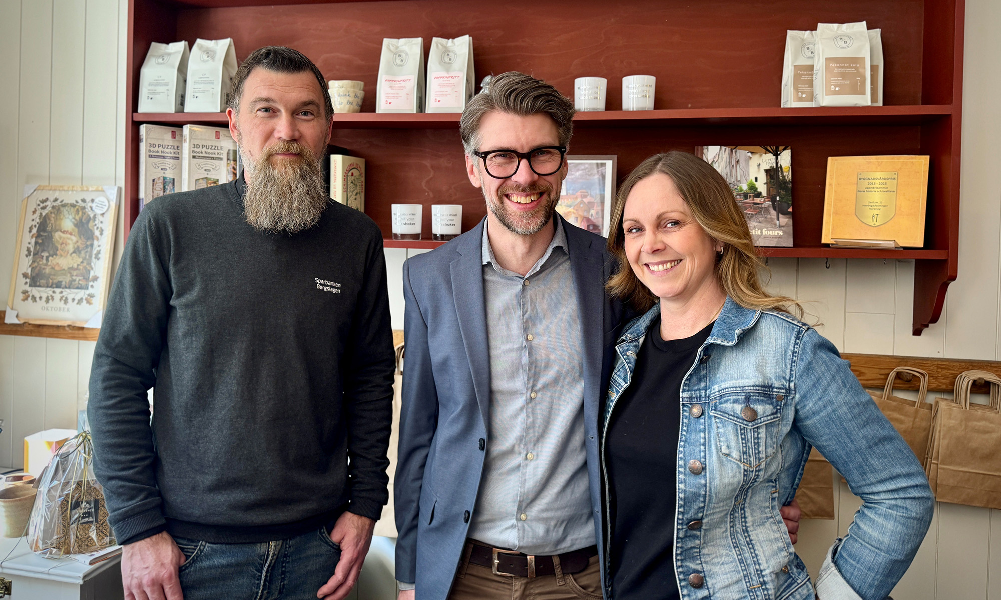 Ola Anderberg från banken står tillsammans med Fredrik Svensson och Linda Björnberg.