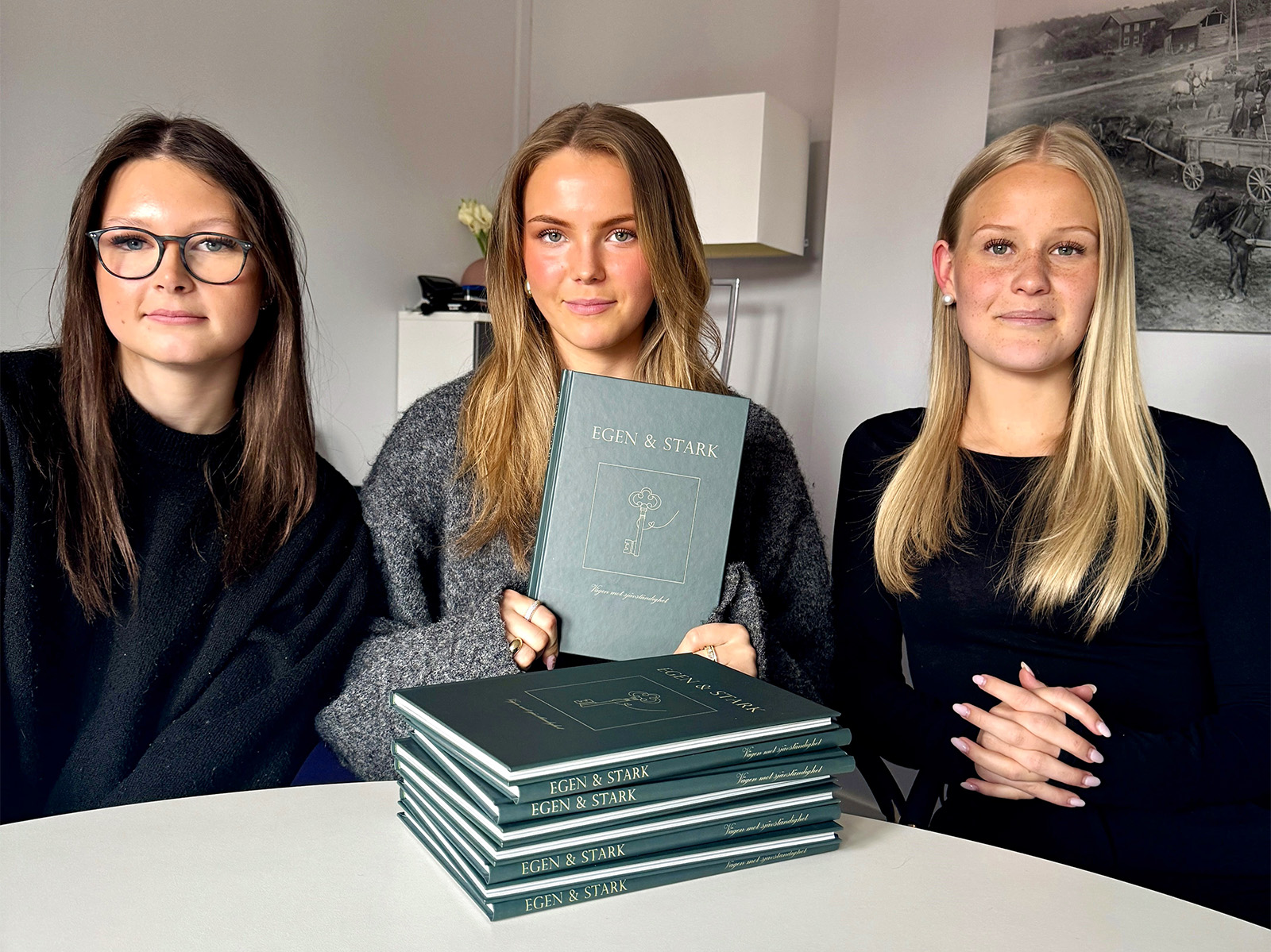 Gruppbild på Alice Åhlström, Tiffany Andersson, och Tuva-Li Fredriksson.