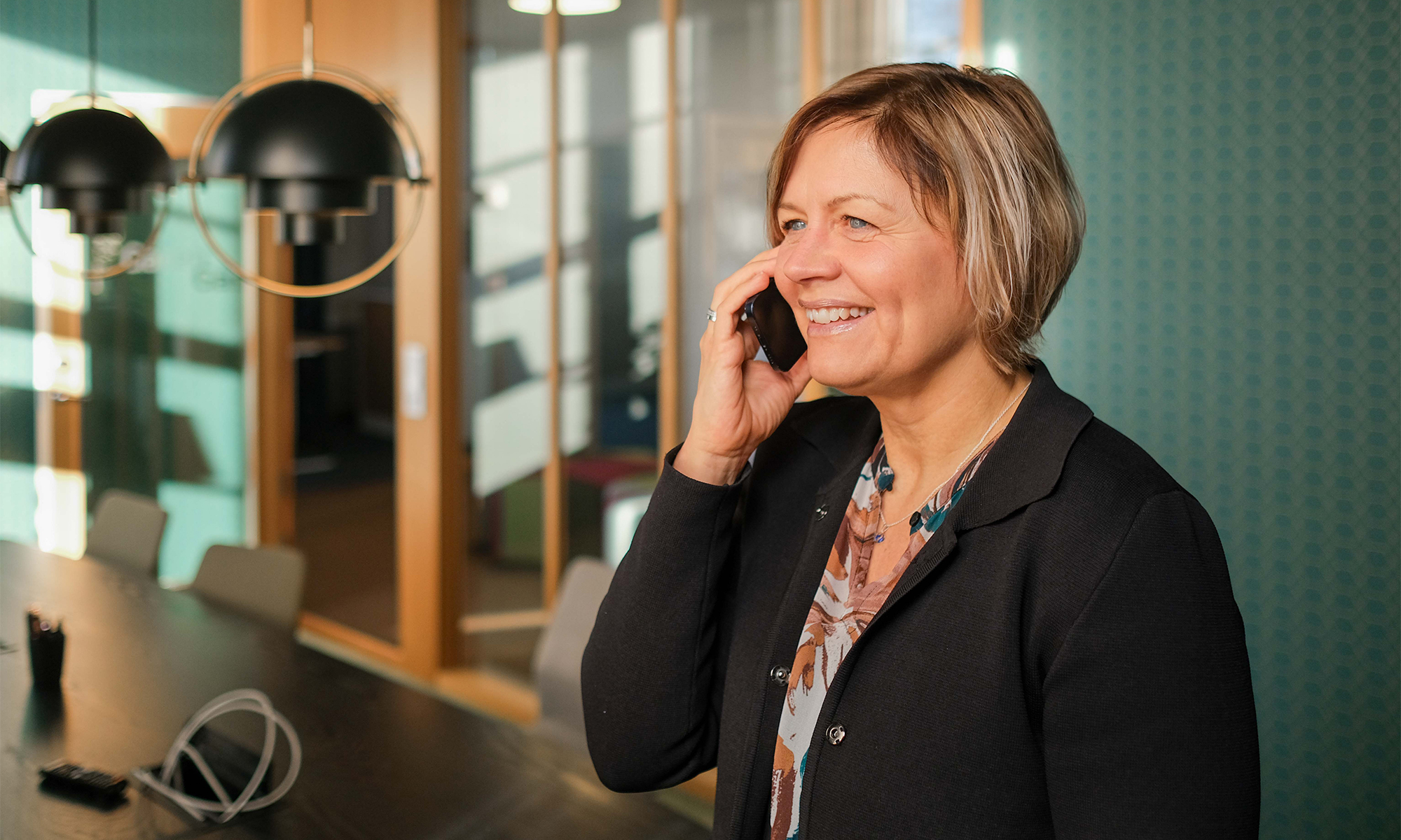En av bankens medarbetare talar i telefon i ett mötesrum